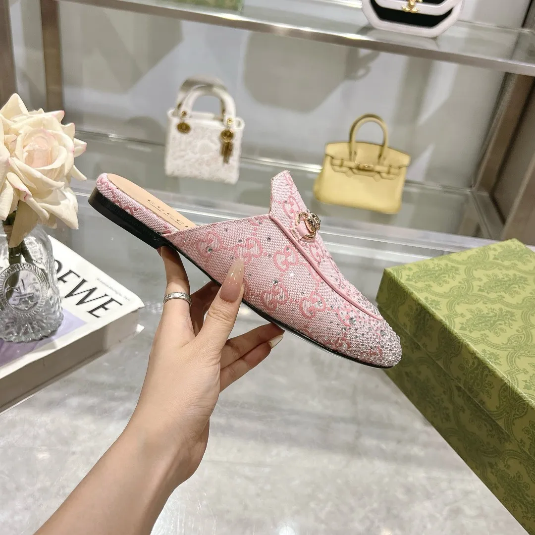 👟👟Ex-factory price 440👟👟 Burgundy G diamond (35-41) (41/42 customized) As an outstanding representative of Gucci’s design heritage, the Jordaan series horsebit loafers vividly highlight the classic elegance. This shoe is made of the brand’s iconic monogram canvas, making it a timeless classic. The material of this shoe is soft, and the silhouette is exquisite and smooth, highlighting daily elegance. Angora red GG canvas Women Light gold tone hardware Horsebit faceted crystal detail Leather sole